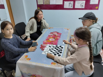 В Чутеевском СДК прошли соревнования по шашкам «Точный ход». 