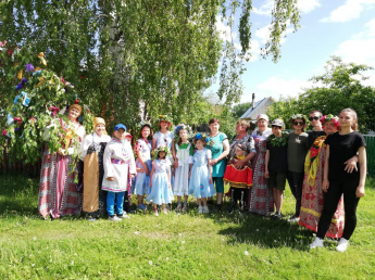 Работниками Кулангинского многофункционального центра был организован фольклорный праздник «Духов день. Проводы берёзки». 