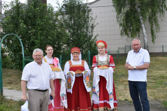 Старинная свадебная сцена в музее— комплексе землепашества и сельского быта в селе Большое Подберезье Кайбицкого района Республики Татарстан 