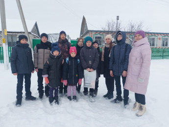  В рамках Дня инвалида заведующая  Кушкульским сельским клубом с учащимися Хозесановской СОШ посетили на дому Долгову Светлану.